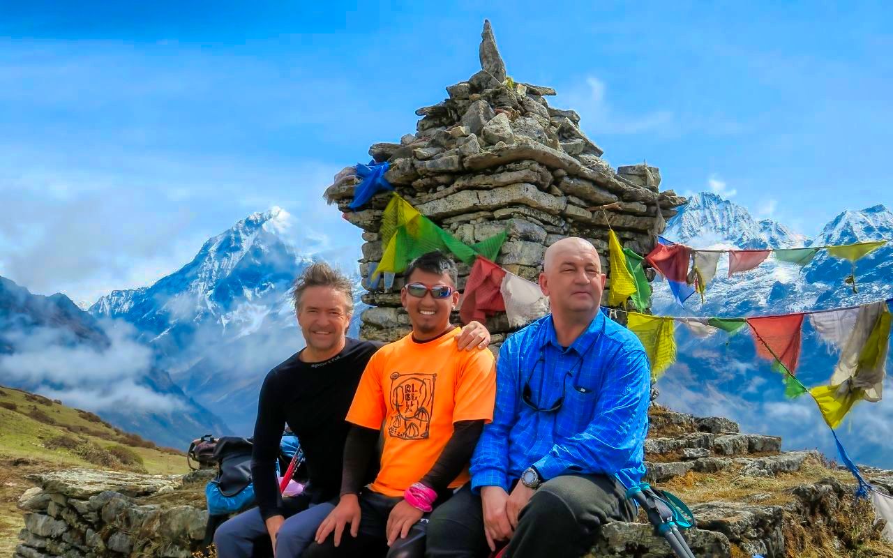 Tourist trekking photo with beautiful sikkim mountain backdrop